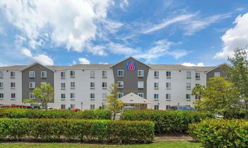 Motel 6 Suites Fort Myers, FL - Image 1