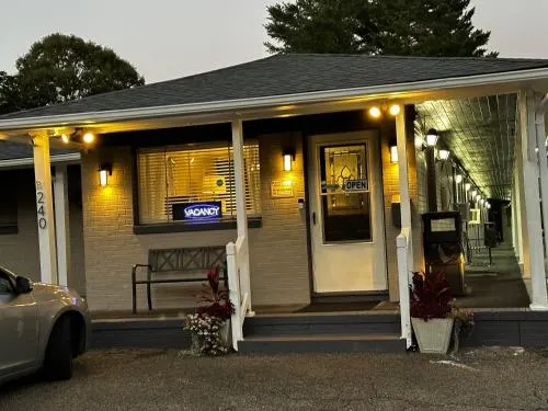Bea's Parkway Inn - Image 1