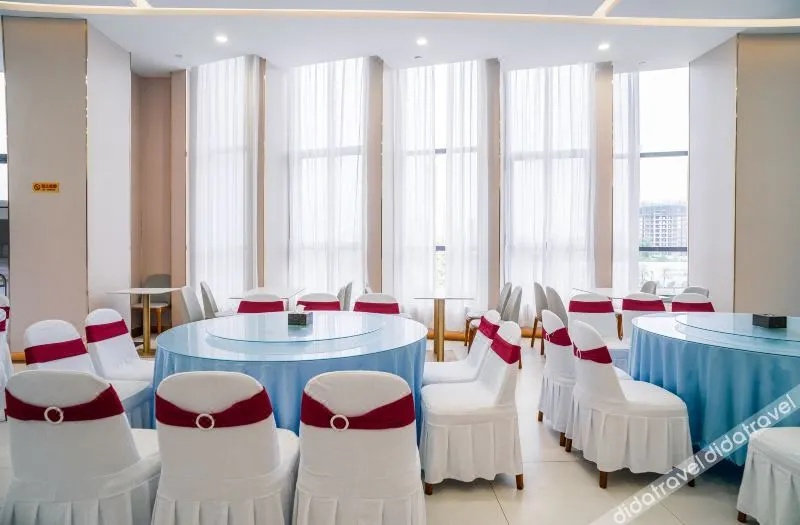 Colorful Global Hotel - Image 1