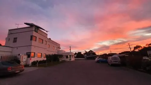 Fish Creek Hotel - Image 1