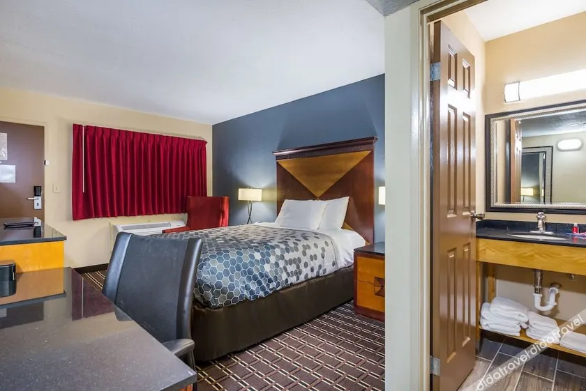 Econo Lodge Inn & Suites - Image 1