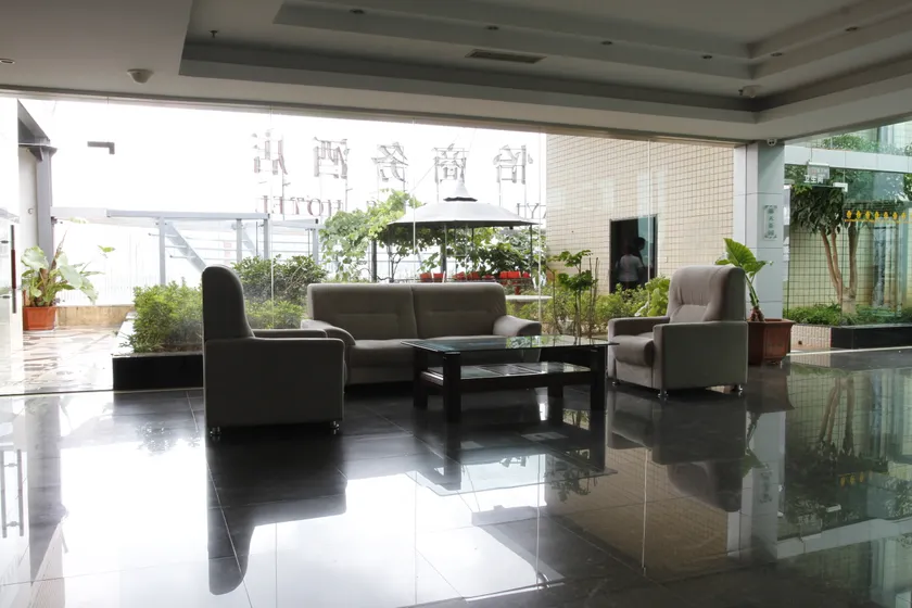 Huayi Business Hotel - Image 1