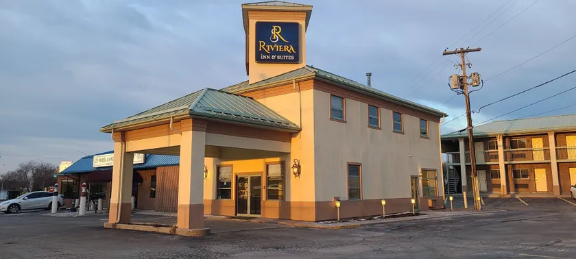 Riviera Inn and Suites 1000 Islands - Image 1
