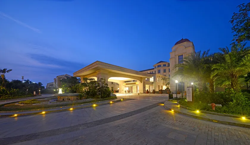 Redbird Hotel Haikou - Image 1