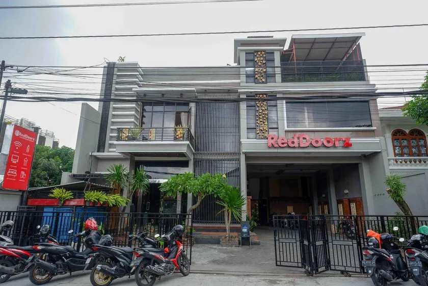 RedDoorz Plus near Amplaz Yogyakarta - Image 1