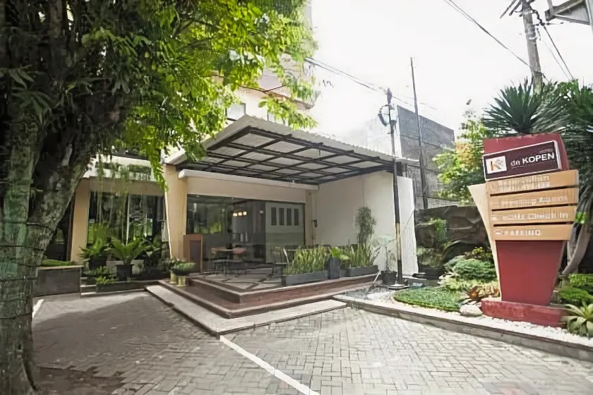 Urbanview Hotel de Kopen Malang by RedDoorz - Image 1