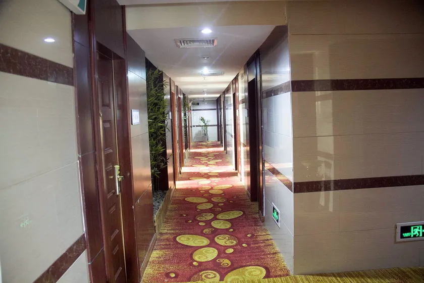 Jinzhu Business Hotel - Image 1