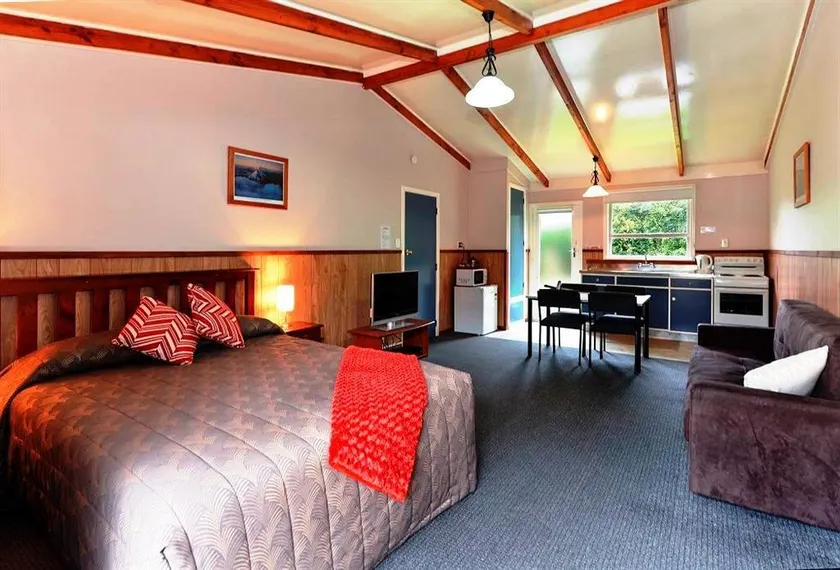 Fairy Springs Motel - Image 1