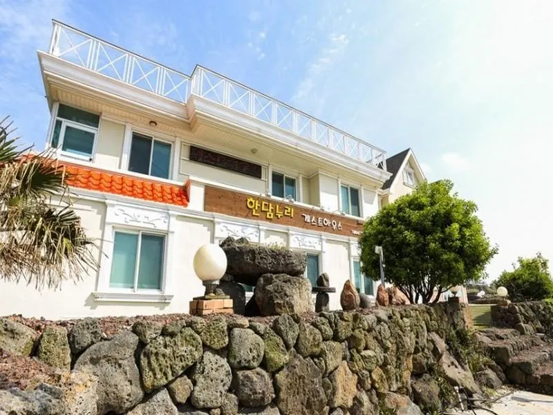 Handamnuri Guesthouse - Image 1