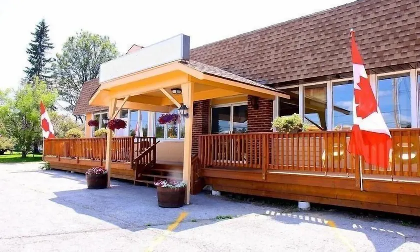 Lakeside Inn - Image 1