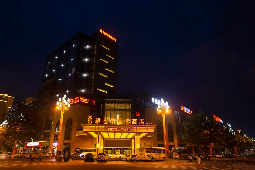 Vienna International Hotel (Mount Emei Crystal Plaza Hotel) - Image 1