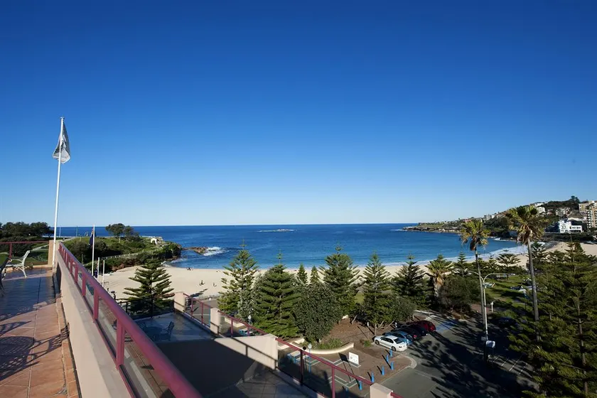 Coogee Sands Hotel and Apartments - Image 1