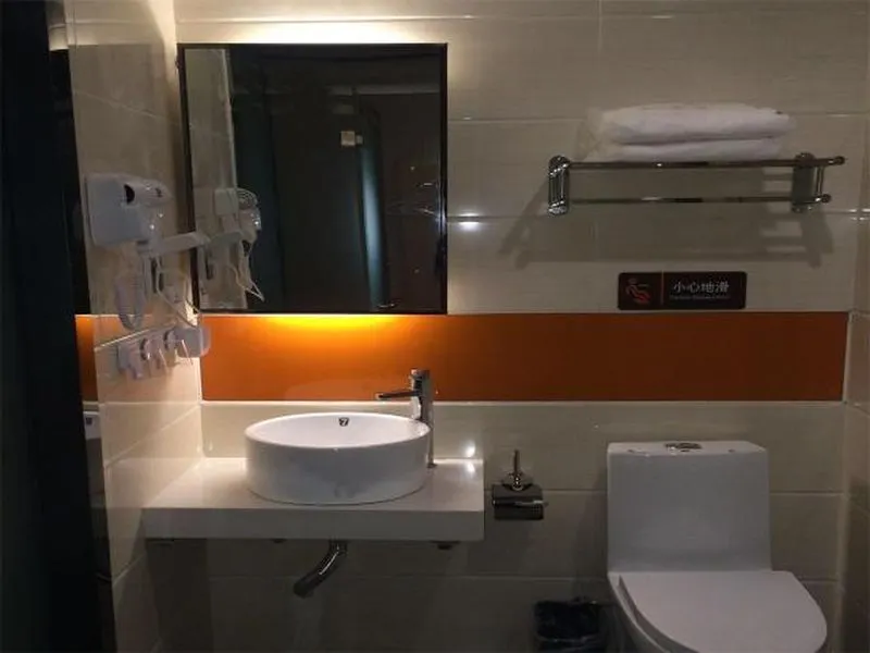 7 Days Premium Wuhan Caidian Square Branch - Image 1