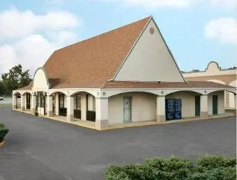 Travelodge Elkhart - Image 1