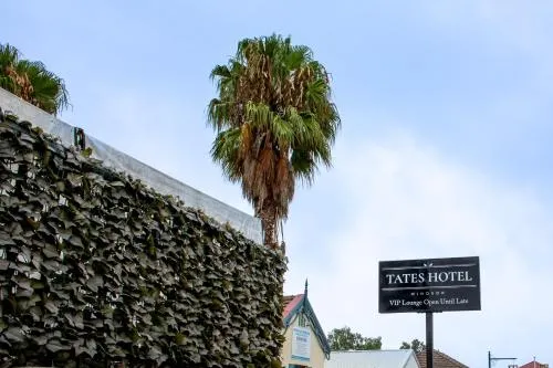 Tates Hotel - Image 1