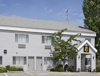 Days Inn & Suites by Wyndham Williamsburg IA North - Image 1