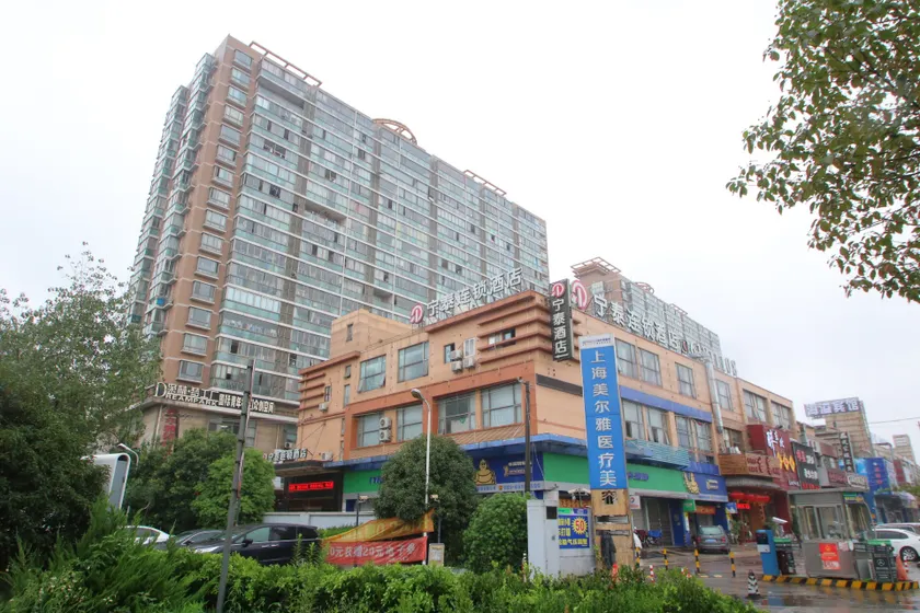 Yuexiang Hotel (Shanghai Fengzhuang Metro Station) - Image 1