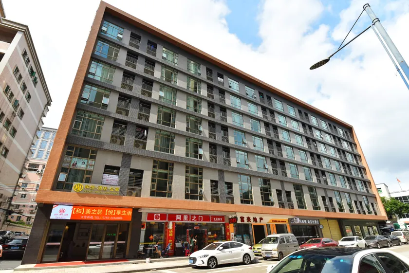 Heyue Apartment Hotel - Image 1