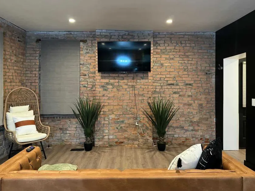 Jungle House Downtown Columbus – Modern Boutique Suites - Image 1