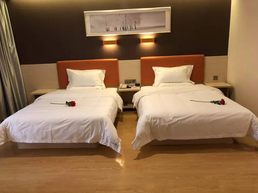 Home Inn Huaxuan Hotel (Weifang Anqiu Xing'an Road Jialejia Branch) - Image 1