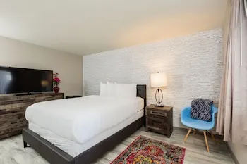 Waikiki Village Double Queen Room 204 - Image 1
