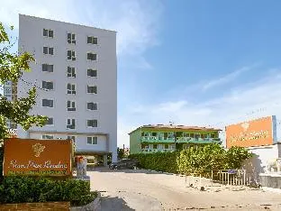 Townhouse Siam Privi Hotel - Image 1