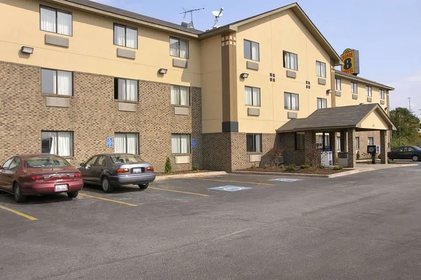 Red Roof Inn & Suites Hammond, IN - Image 1
