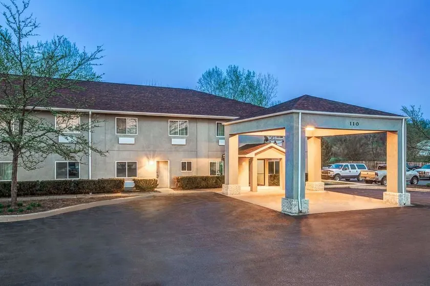 Super 8 by Wyndham McHenry/Fox Lake Area - Image 1