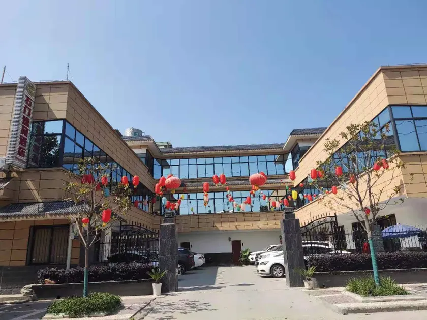 Shi Men Yi Feng Hotel - Image 1