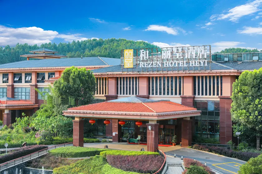 Rezen Hotel Heyi - Image 1