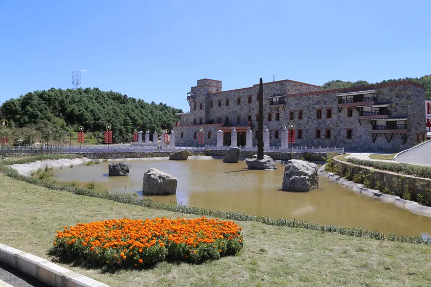 Tusi Manor Hotel - Image 1