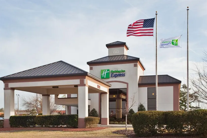 Holiday Inn Express New Bern - Image 1