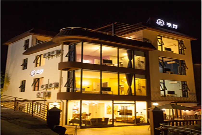 Season Seaview Inn - Image 1