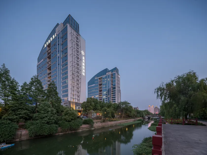 Jade Crystal Hotel (Jiaojiang Ocean World Store) - Image 1