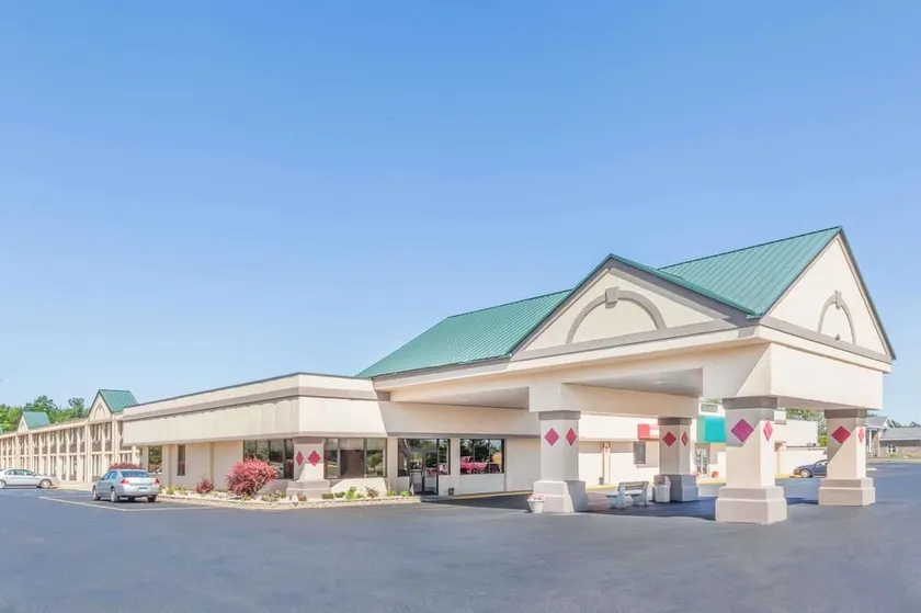 Ramada by Wyndham Grayling Hotel & Conference Center - Image 1