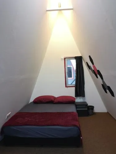 Red Triangle Cottage Roomstay Kerteh Paka - Image 1