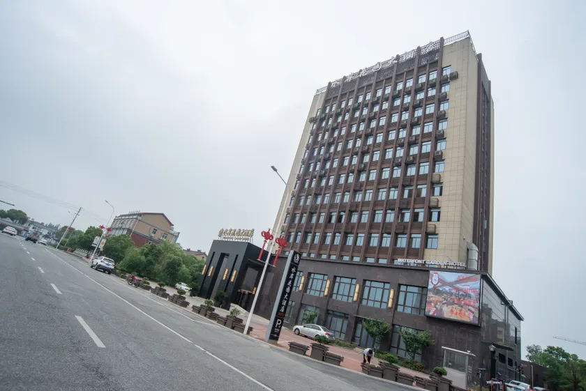 Waterfront Garden Hotel - Image 1