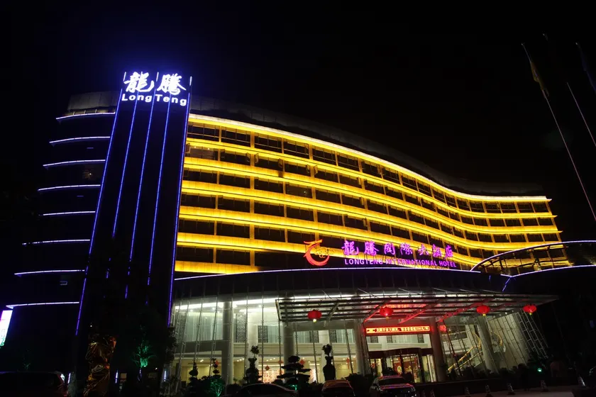 Long Teng International Hotel - Image 1