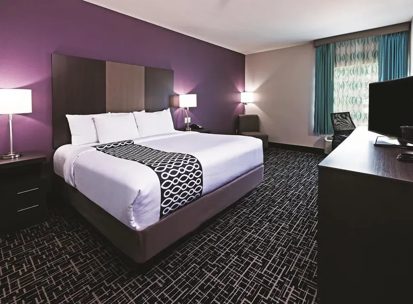 Comfort Inn & Suites - Image 1