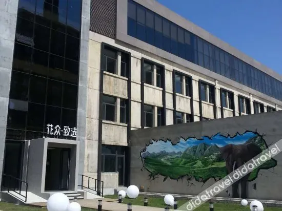 Hua Zhong Hotel - Image 1