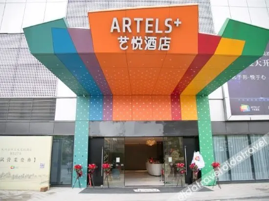 Baolong Yiyue Hotel - Image 1