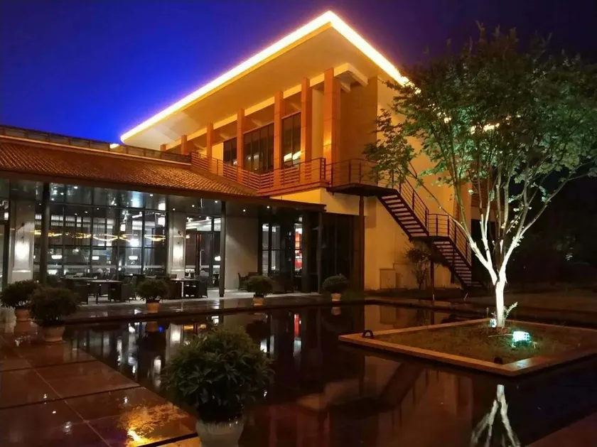Begonia Hotel - Image 1