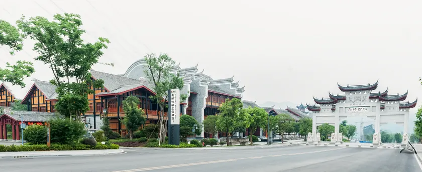 Yidu Green Lake Yuehua Holiday Hotel（Qingjiang Bay Tourist Resort Branch）） - Image 1