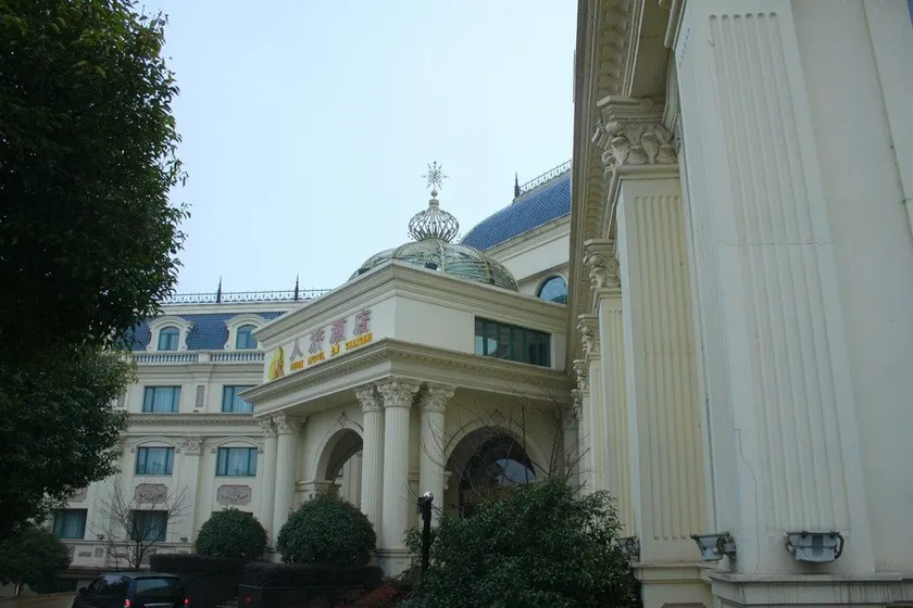 Shanghai Renji Hotel - Image 1