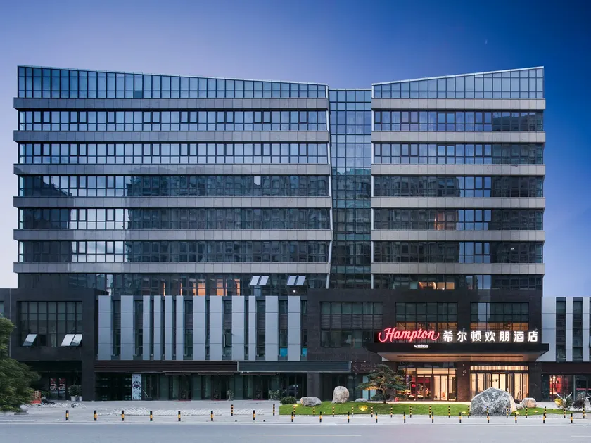 Hampton by Hilton Yangzhou Yangtze River Hotel - Image 1
