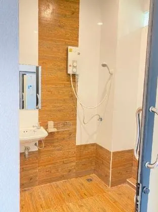 RoomQuest Phanat Nikhom - Image 1