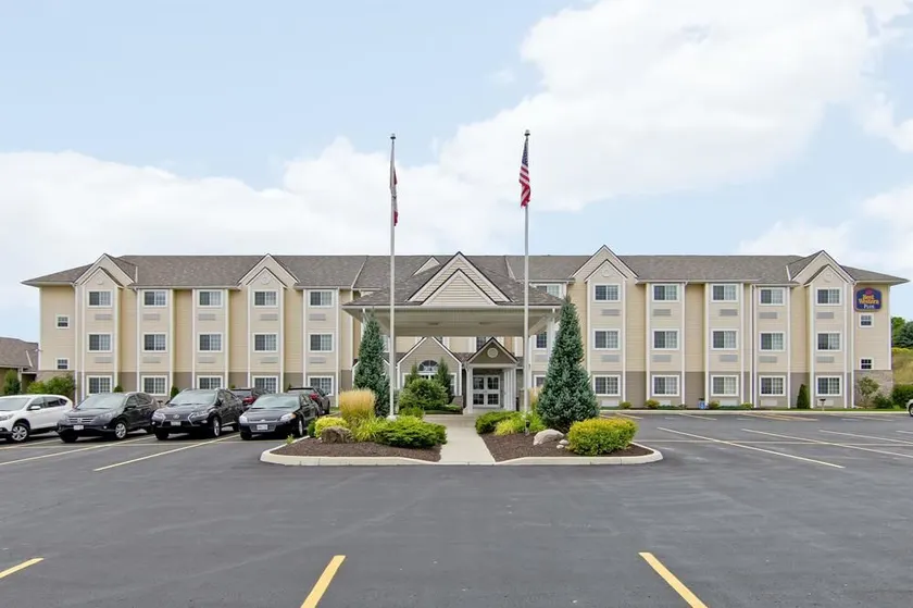 Best Western Plus Woodstock Inn & Suites - Image 1