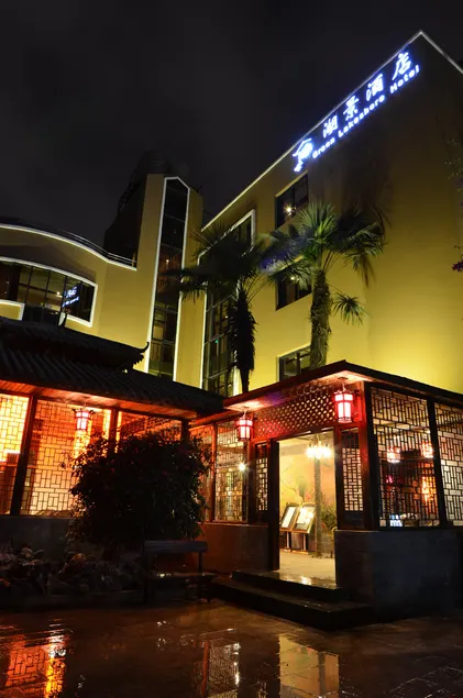 Floral Hotel Green Lakeshore - Image 1