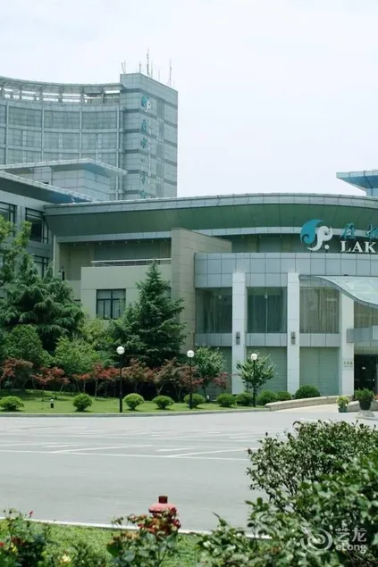Lakeside Hotel Suzhou - Image 1