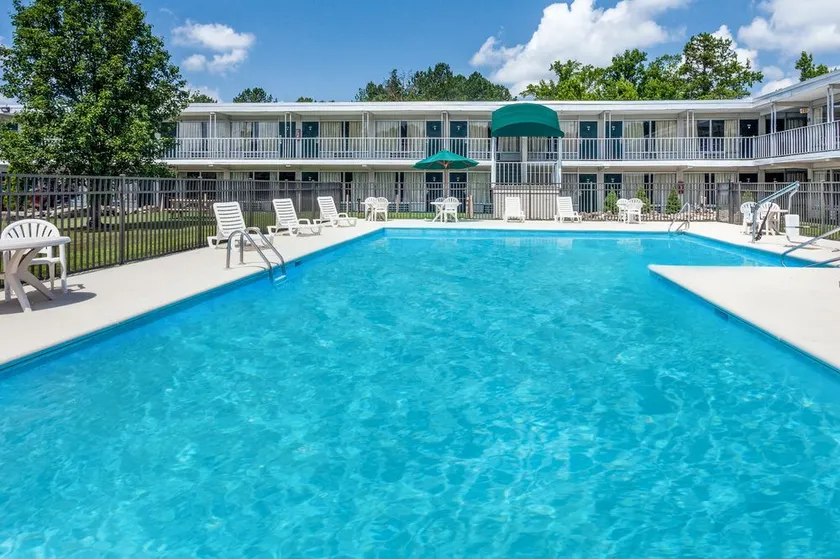 Days Inn by Wyndham Cullman - Image 1
